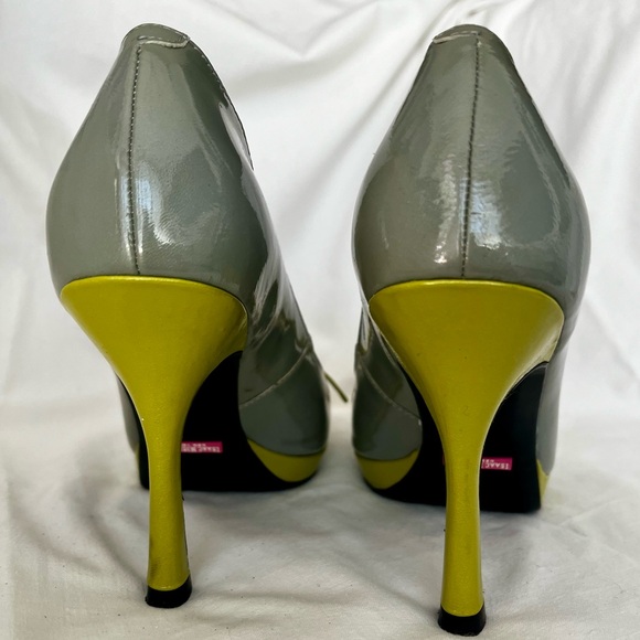 Perfect peep toe Mizrahi heels - Picture 3 of 5